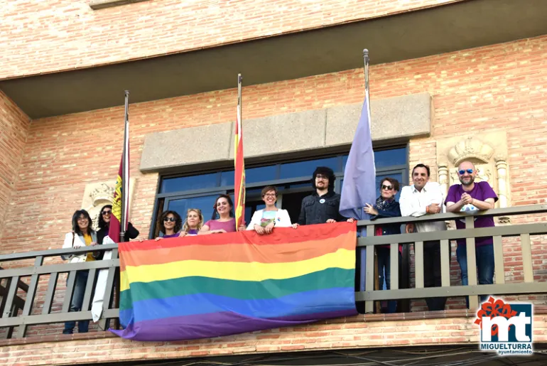 imagen de la colocación de la bandera del arco iris en el balcón del consistorio, mayo 2019