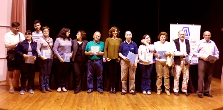 imagen grupal autoridades y participantes presentación libro de la Universidad Popular, mayo 2017