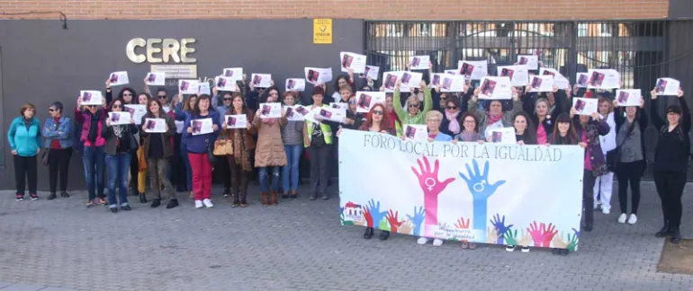 imagen de autoridades municipales y personas congregadas frente a la fachada del CERe, marzo 2017