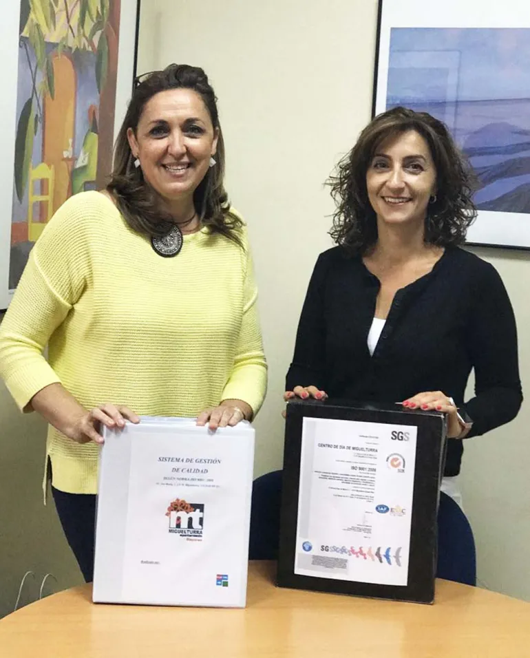 imagen de la concejala Fátima Mondéjar (derecha) y Marisa Gómez (izquierda), abril 2017