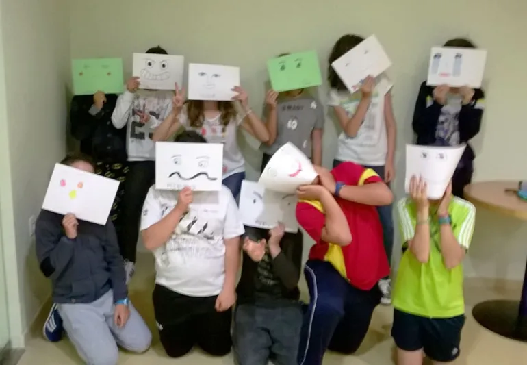 imagen de niños y niñas durante el taller mejora autoestima, abril 2017