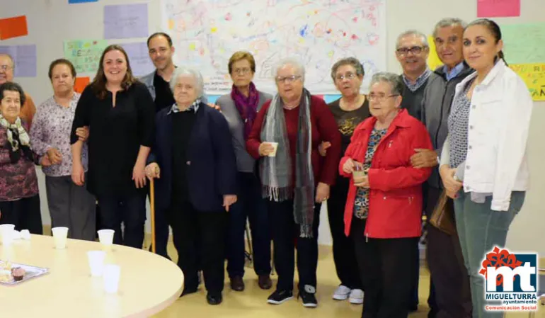 imagen de personas mayores, dirección y concejala del área de Bienestar Social