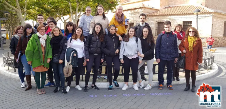 imagen de Victoria Sobrino, a la izquierda, con el grupo de alumnado y personal del Centro de la Mujer, noviembre 2018