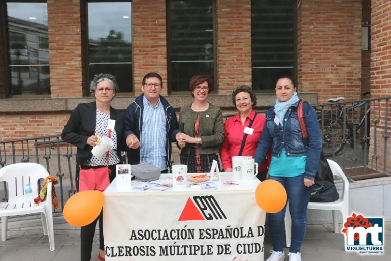 imagen de Victoria Sobrino en la mesa instalada frente al ayuntamiento, 30 de mayo de 2018