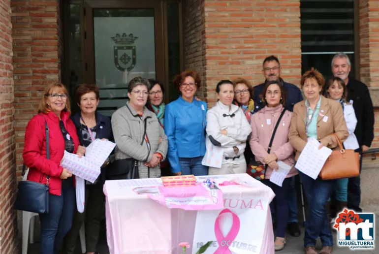 imagen de la foto institucional en apoyo al Día Mundial contra el cáncer de mama en Miguelturra, octubre 2018