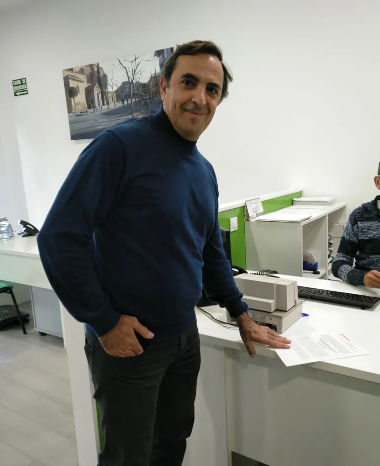 imagen de Miguel Ángel García Llorente registrando la propuesta en el consistorio, octubre 2018