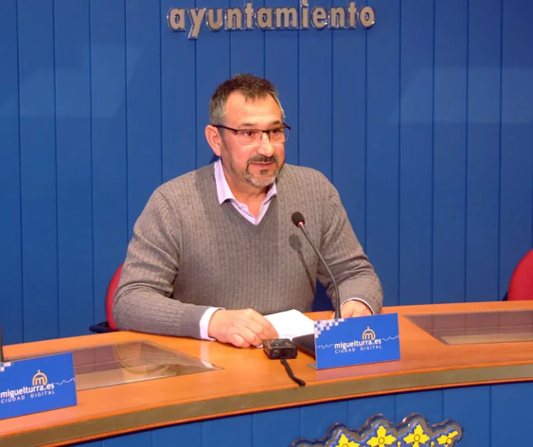 imagen del concejal Miguel Fernández, durante rueda de prensa, febrero de 2017