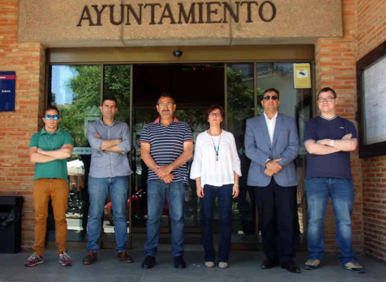 imagen del minuto de silencio del Ayuntamiento de Miguelturra por los atentados de Manchester, mayo 2017