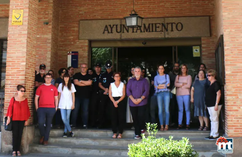 imagen del minuto de silencio ante las puertas del consistorio, 28 septiembre 2018