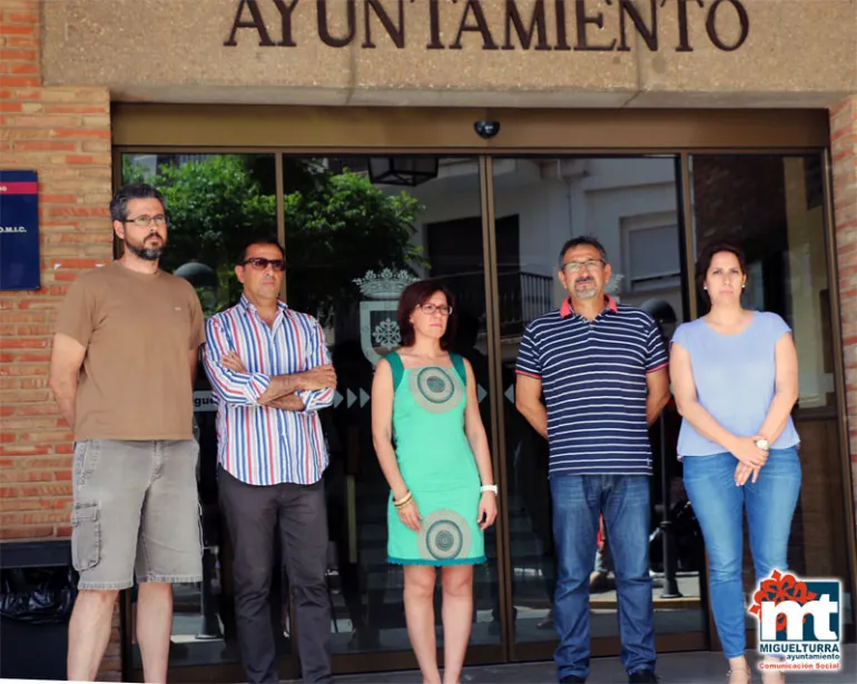 imagen del minuto de silencio en repulsa de los atentados del martes 28 de junio en Estambul