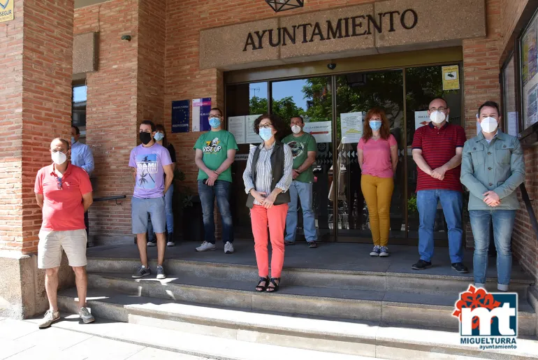 imagen del minuto de silencio el viernes 5 de junio a las 12 del mediodía frente a las puertas del consistorio