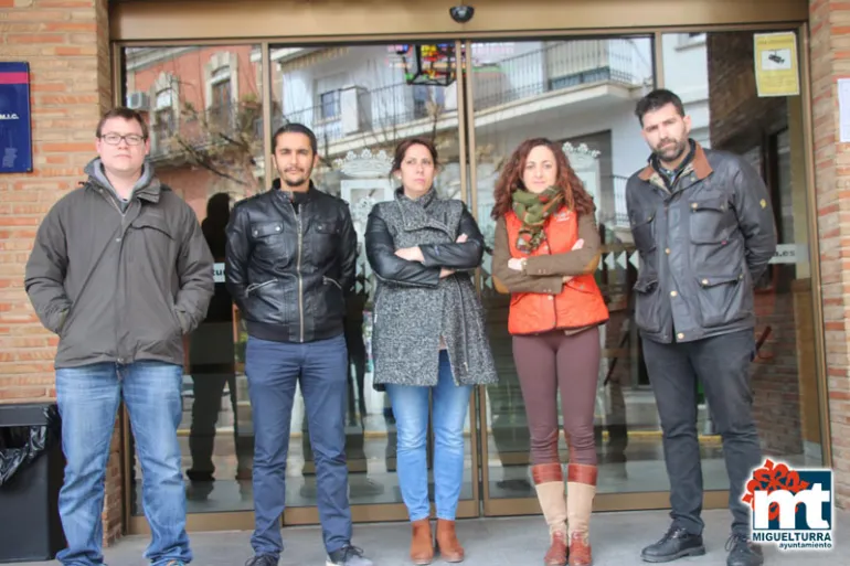 imagen de autoridades y representantes municipales durante el minuto de silencio, 23 de marzo de 2017