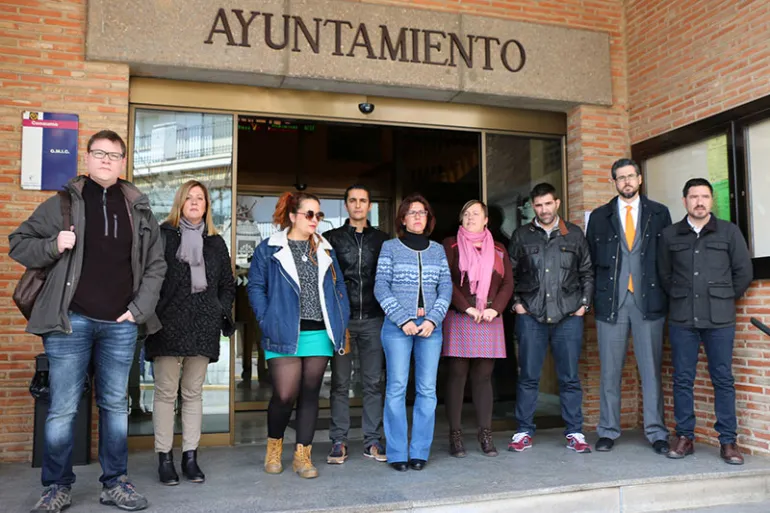 imagen de autoridades y miembros de la Corporación Municipal de Miguelturra durante el minuto de silencio por los atentados del 22 de marzo de 2016