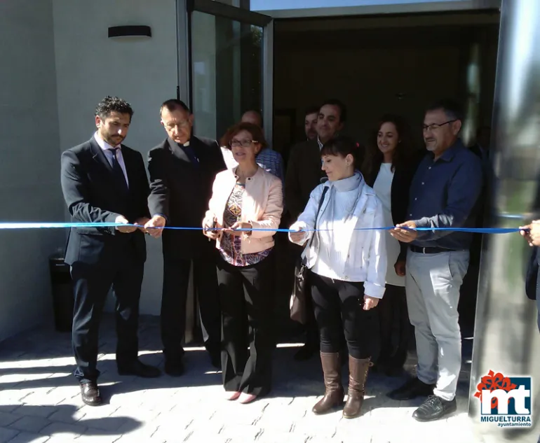 imagen del momento del corte de cinta inaugural del Tanatorio de Miguelturra, 25 octubre 2018