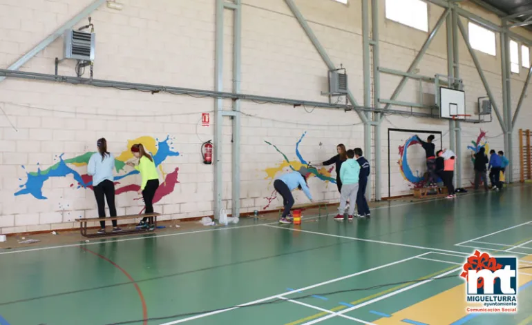 imagen de alumnado realizando los murales en el Pabellón, diciembre 2016