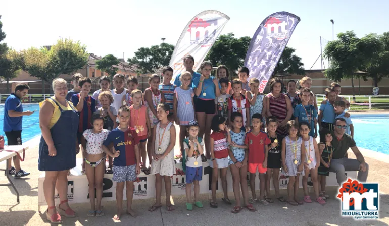 imagen de participantes y concejales, Campeonato Local Natación Ferias 2018