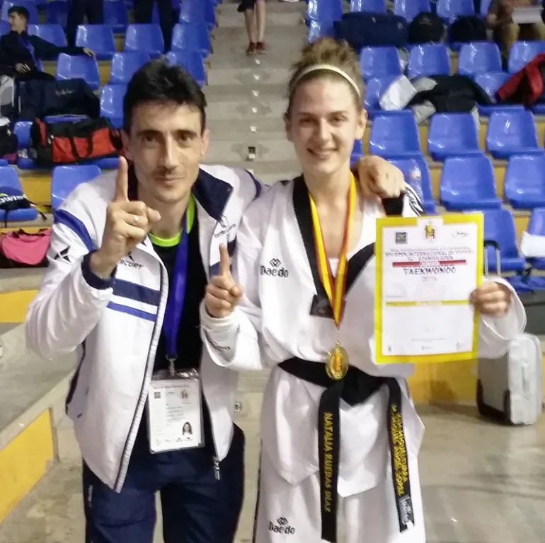 imagen de Natalia Ruedas y Miguel Ángel López con la medalla de oro, abril 2016