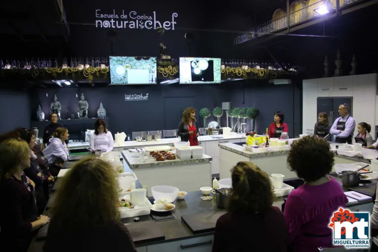 imagen de Fátima Mondéjar y participantes curso cocina, noviembre 2017