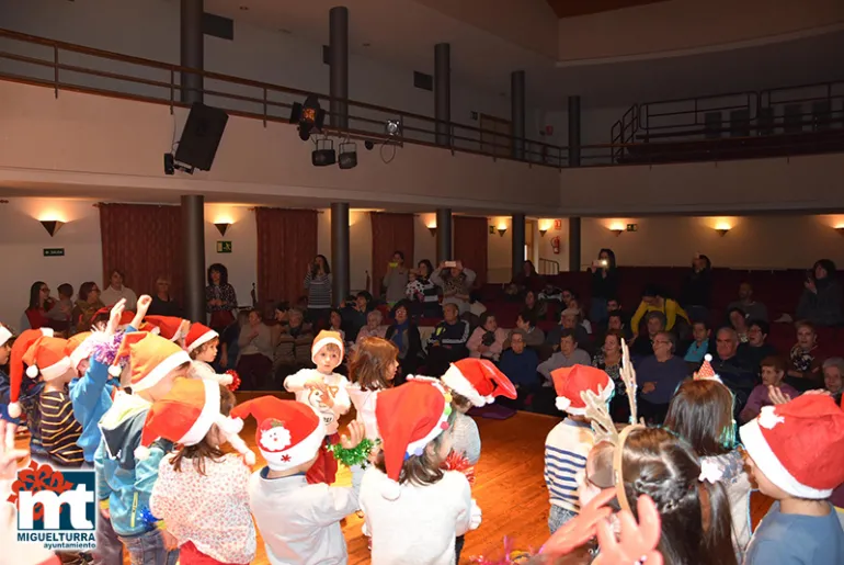 imagen de personas usuarias del SED y alumnado del colegio El Pradillo cantando villancicos, diciembre 2019