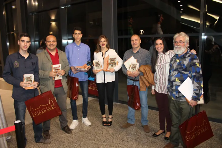 imagen de deportistas y concejal de Deportes en la Gala Provincial del Deporte