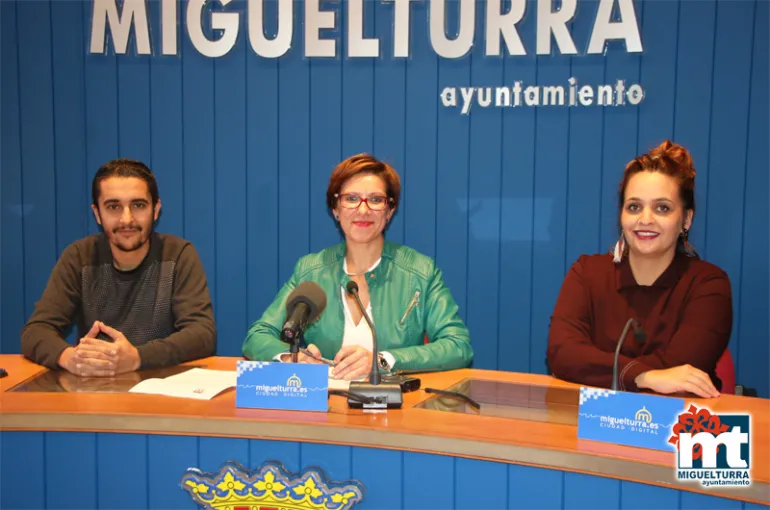 imagen de rueda de prensa con Julián Céspedes, Victoria Sobrino y Carolina Molina, de izquierda a derecha, octubre 2017