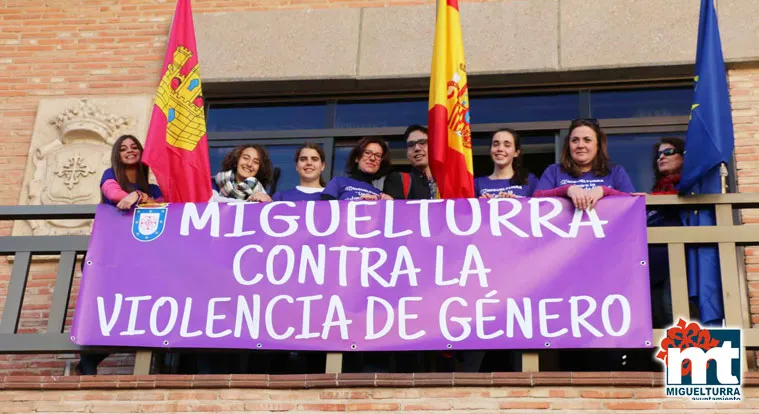 imagen de la pancarta instalada en el balcón del Ayuntamiento, junto con autoridades y alumnado, noviembre 2015