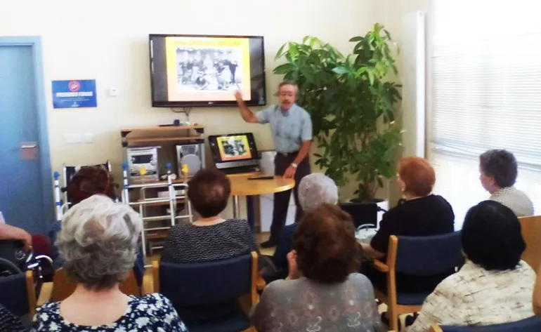 imagen de José Luis Gómez Arenas durante la charla, agosto 2016