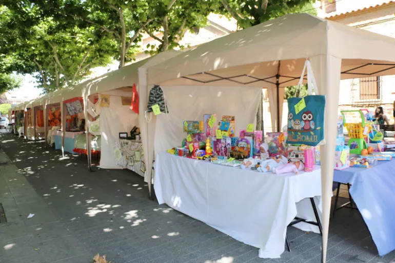 imagen de la feria del comercio y artesanía en la calle, miguelturra, julio de 2018