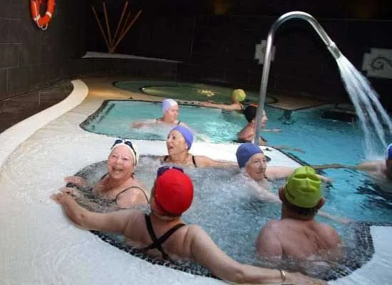 imagen de personas mayores en un balneario