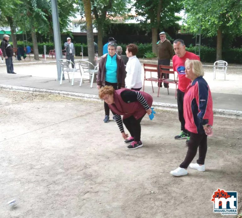 imagen de personas mayores jugando a la petanca, junio 2018