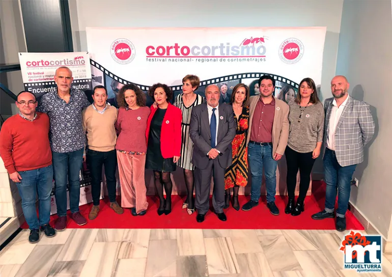 imagen de autoridades y organización en el photocall del Corto Cortísmo 2019 de Miguelturra