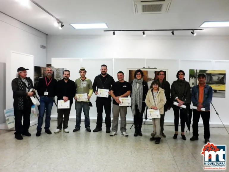 imagen de jurado, autoridades y personas premiadas en el Concurso de Pintura Rápida 2016