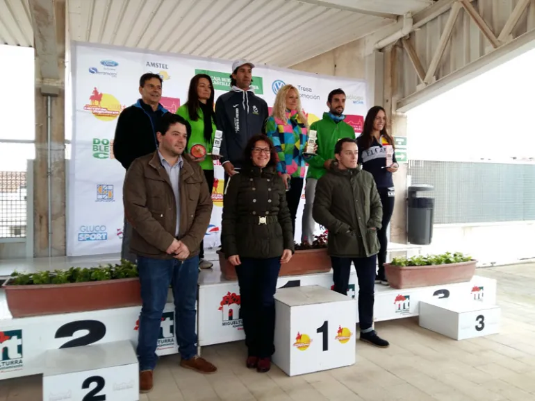 imagen del podio con participantes y autoridades, Media Maratón Rural Villa Miguelturra 2016