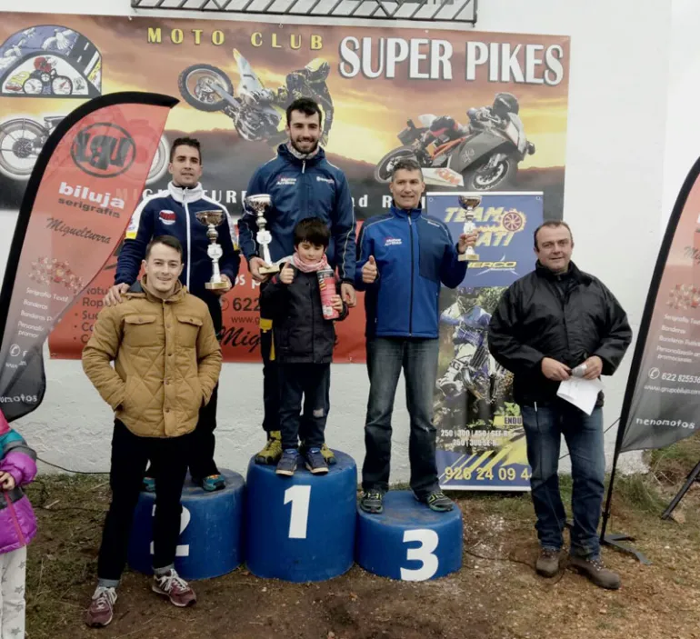 imagen del concejal de Deportes, ganadores y organización de la prueba, febrero 2017, fuente imagen Motoclub SuperPikes Miguelturra