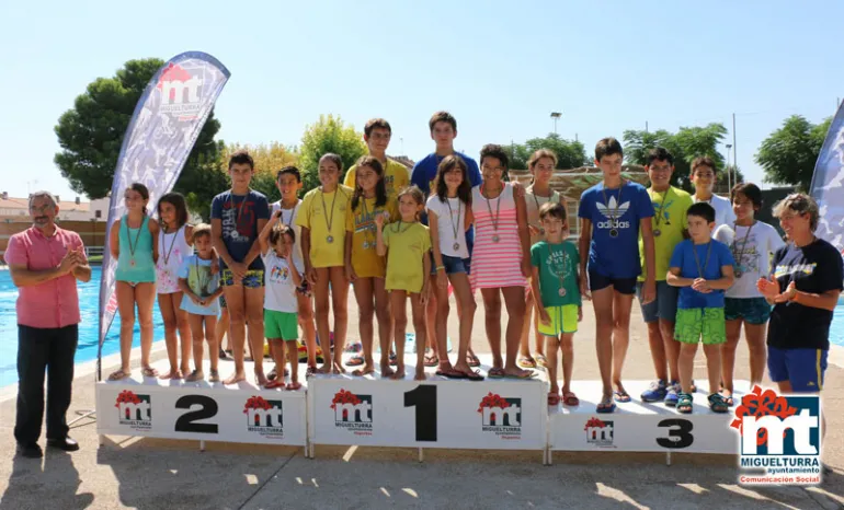 imagen del podio con las autoridades y participantes del Torneo Natación Ferias 2016