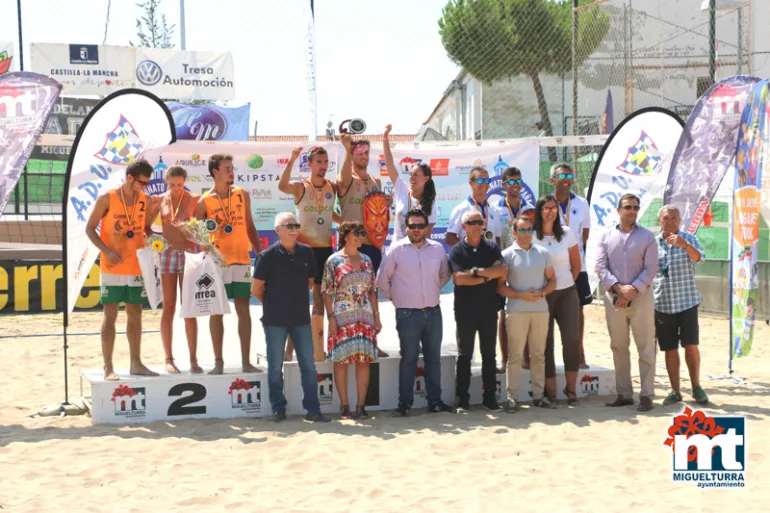 imagen del podio final y representes de diversas instituciones y clubes deportivos en Miguelturra, agosto 2018