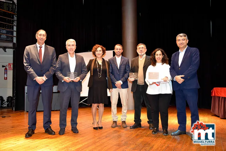 imagen de autoridades provinciales, locales y docentes premiados en la gala, noviembre 2019