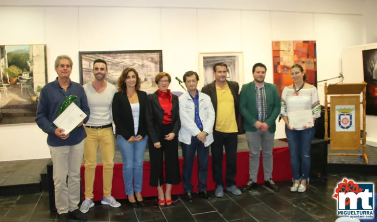 imagen de autoridades locales y provinciales además de personas premiadas, octubre 2017