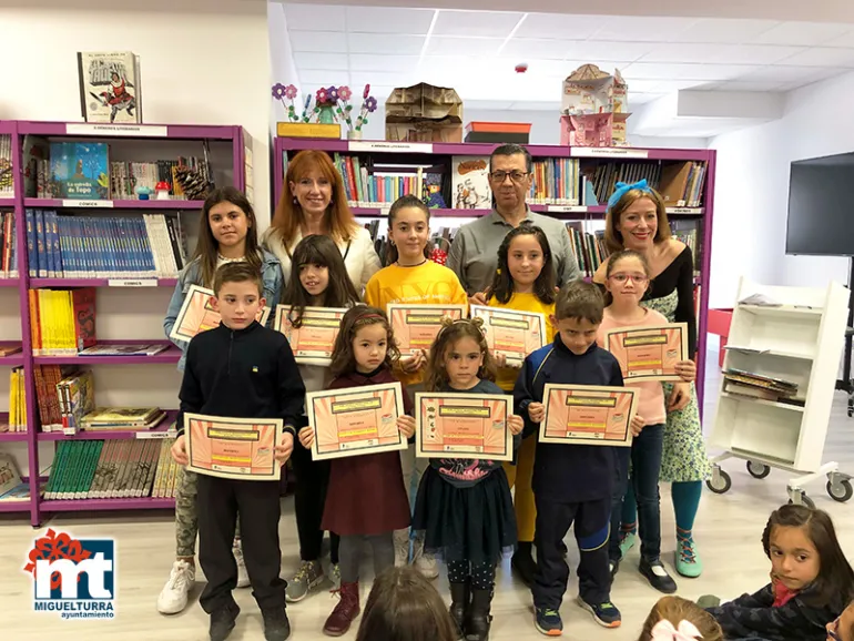 imagen de organización, premiados y premiadas concurso Marcapáginas Biblioteca Municipal 2019