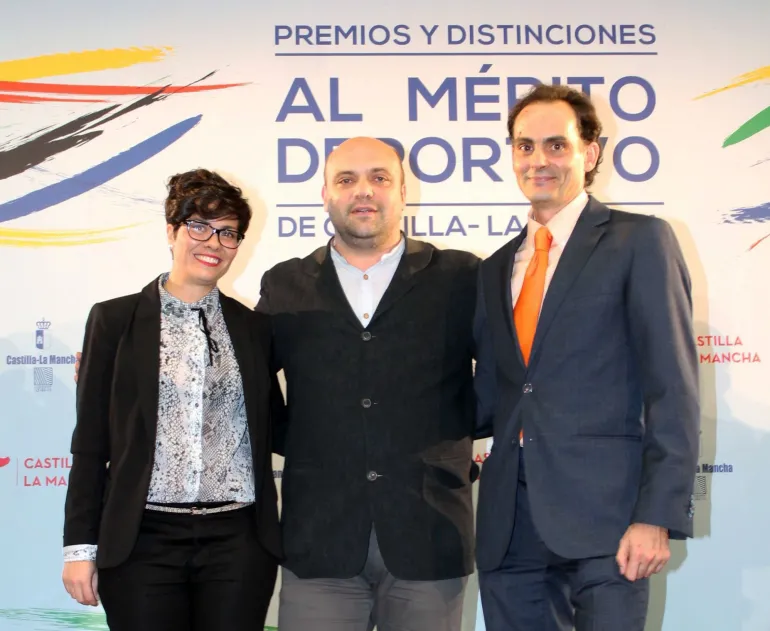 imagen de María Pilar León Díaz (iz) ,  Santiago Mascaraque Crespo (der) y el Concejal de Deportes José Félix Martín Ruiz (centro)