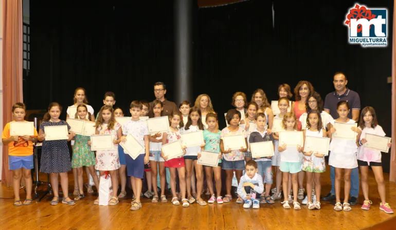 imagen de autoridades y participantes Concurso de Lectura de Verano 2017 de Miguelturra