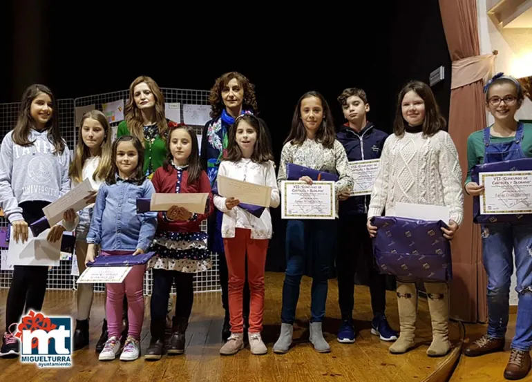 imagen de alumnado premiado en el concurso de carteles y eslóganes 2018, concejala y técnico municipal