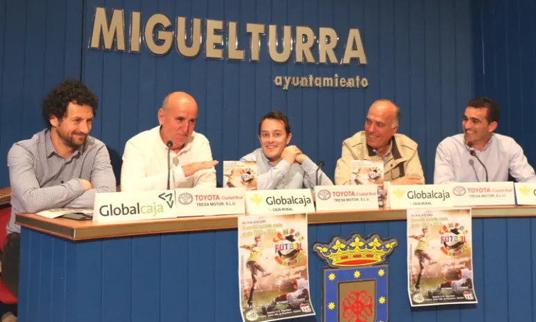 imagen de organización y autoridades locales durante la presentación del Campus de Fútbol 2018