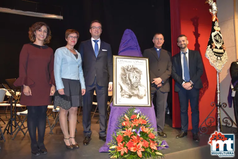 imagen de autoridades y organización presentando el cartel de la Semana Santa de Miguelturra 2019