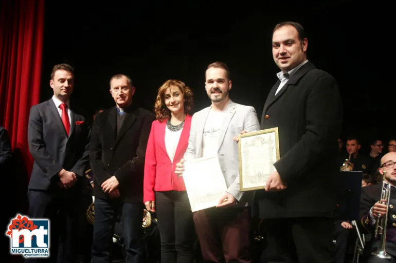 imagen de autoridades y ganador concurso cartel anunciador Semana Santa Miguelturra 2017