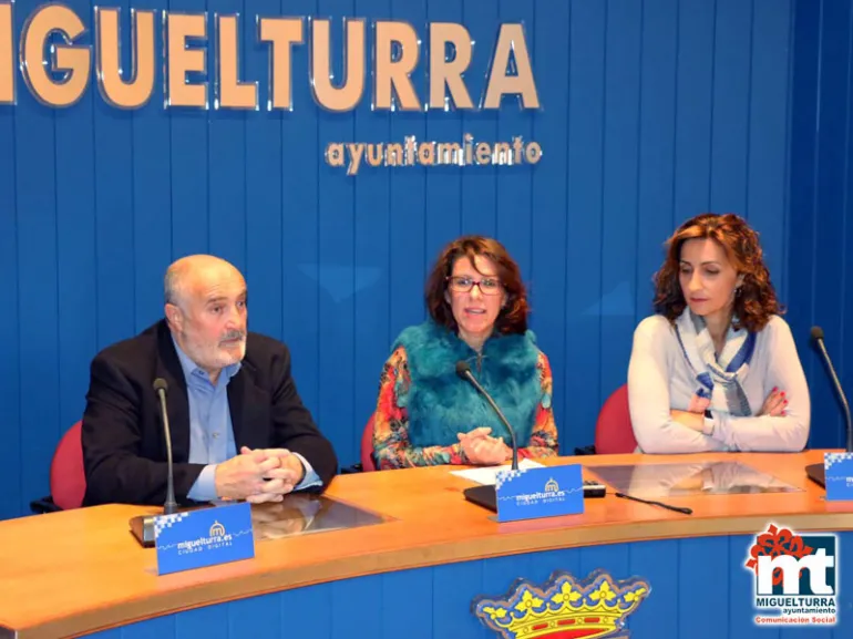 imagen, de izquierda a derecha, Claudio Fernández (CinefóruMiguelturra), Victoria Sobrino (alcaldesa) y Fátima Mondéjar (concejala de Cultura), noviembre 2016