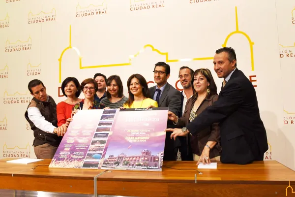 imagen de Victoria Sobrino, alcaldesa de Miguelturra, durante la presentación con el resto de autoridades, mayo 2017