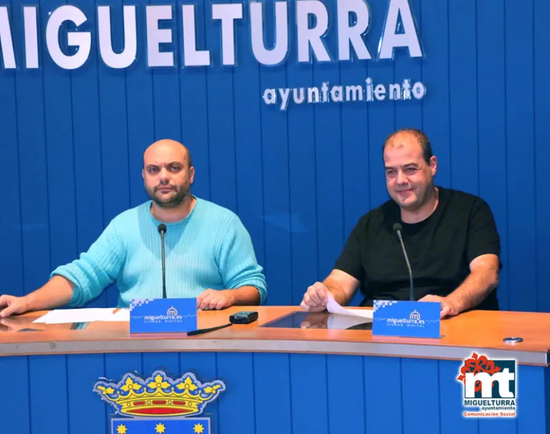 imagen de José Félix Martín Ruiz y Nano Lavín durante la presentación de la nueva programación de Radio Miguelturra, octubre 2015