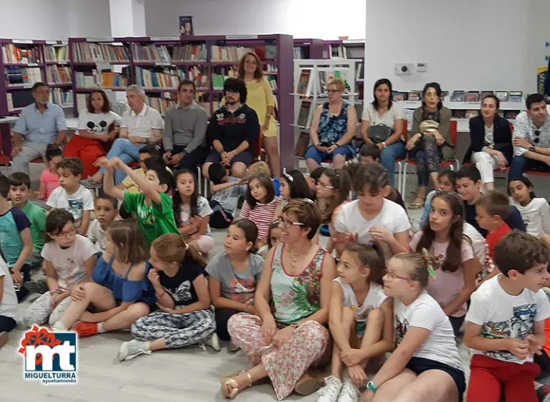 imagen de autoridades municipales, docentes y alumnado durante la presentación de la guía, junio 2019