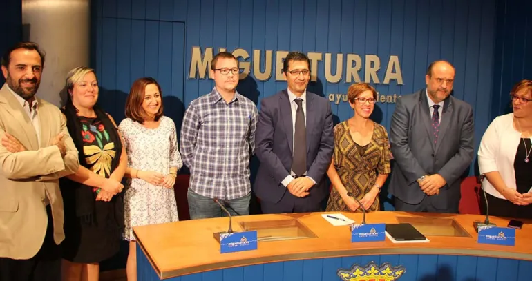 imagen de autoridades regionales, provinciales y locales durante el anuncio del futuro nuevo centro educativo en Miguelturra, septiembre  2017